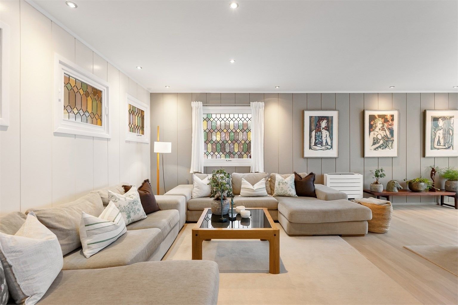 Boligen har to stuer, hvorav denne i første etasje egner seg godt som TV-stue.