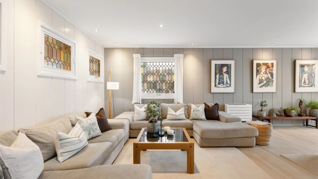 Boligen har to stuer, hvorav denne i første etasje egner seg godt som TV-stue.