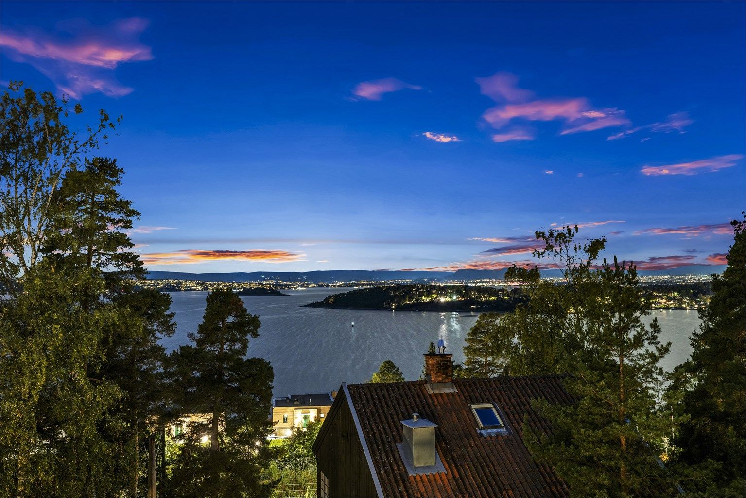 Beliggende i attraktive Nordstrandskråningen, i et villaområde som veldig mange mener er et av Oslos flotteste bo- og utsiktsområder.