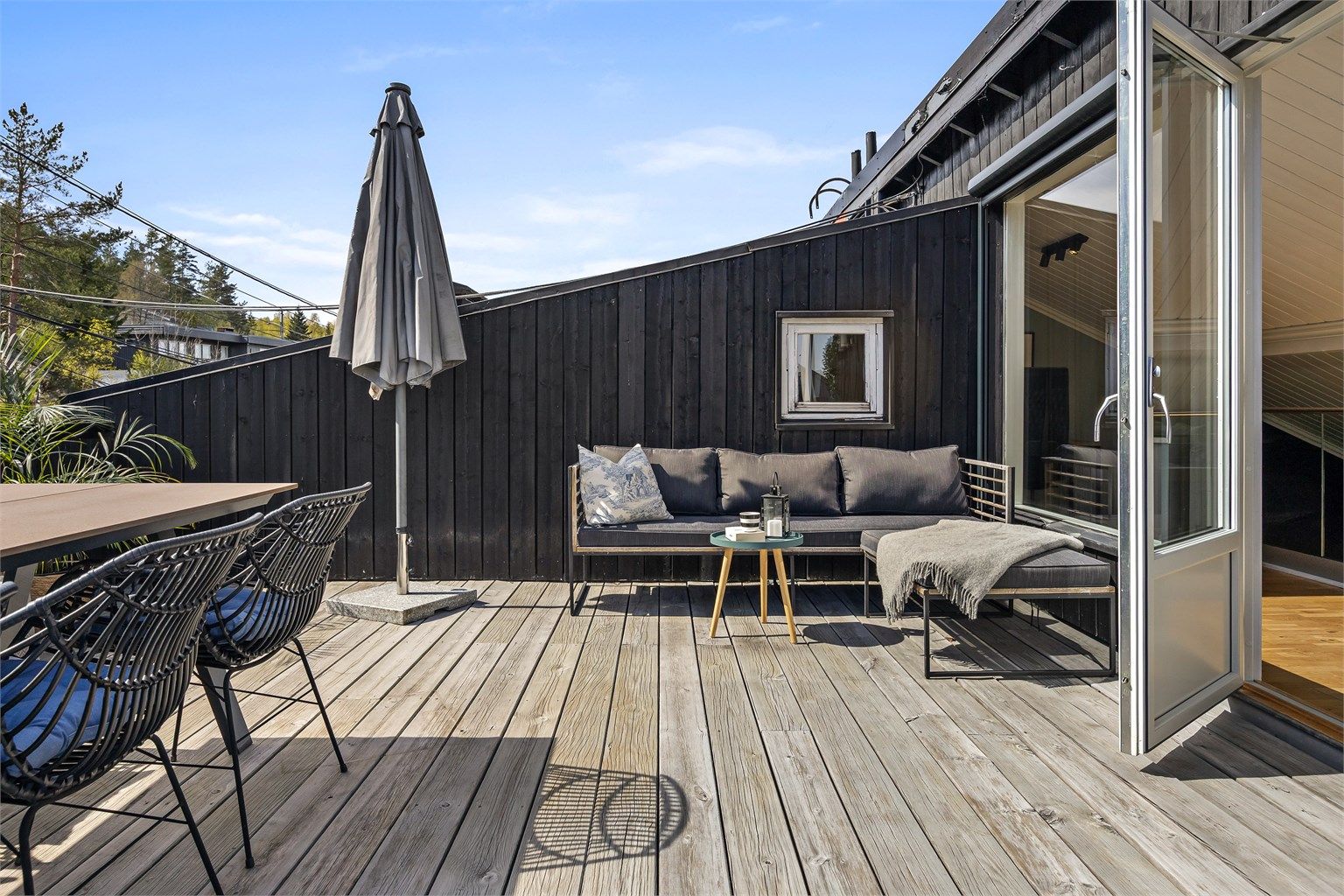God plass til å møblere med loungemøblement og spisegruppe.