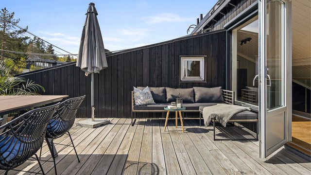 God plass til å møblere med loungemøblement og spisegruppe.