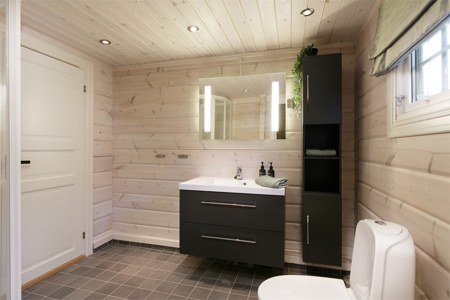 Romslig bad nr. 1 med servantinnredning, toalett og dusjkabinett