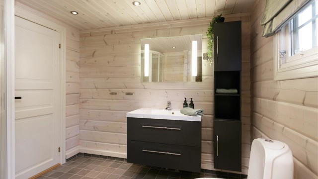 Romslig bad nr. 1 med servantinnredning, toalett og dusjkabinett