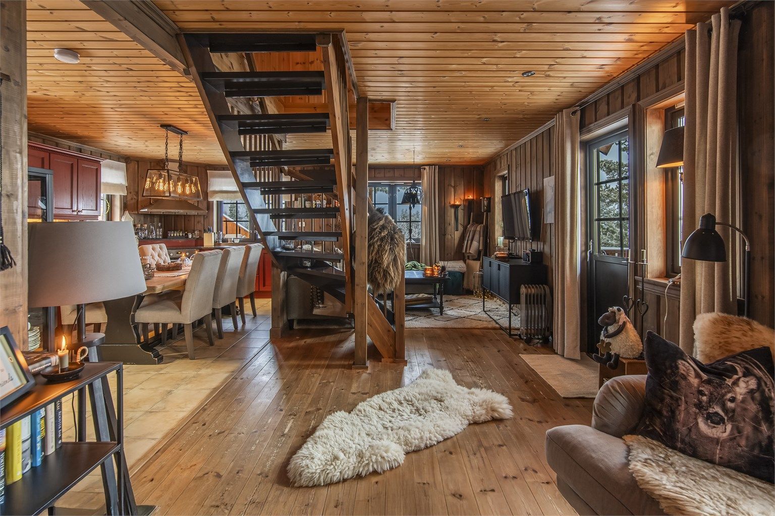 Downlights i stuetak og varmepumpe er installert i tillegg til varmekabler i gulv og peisovn