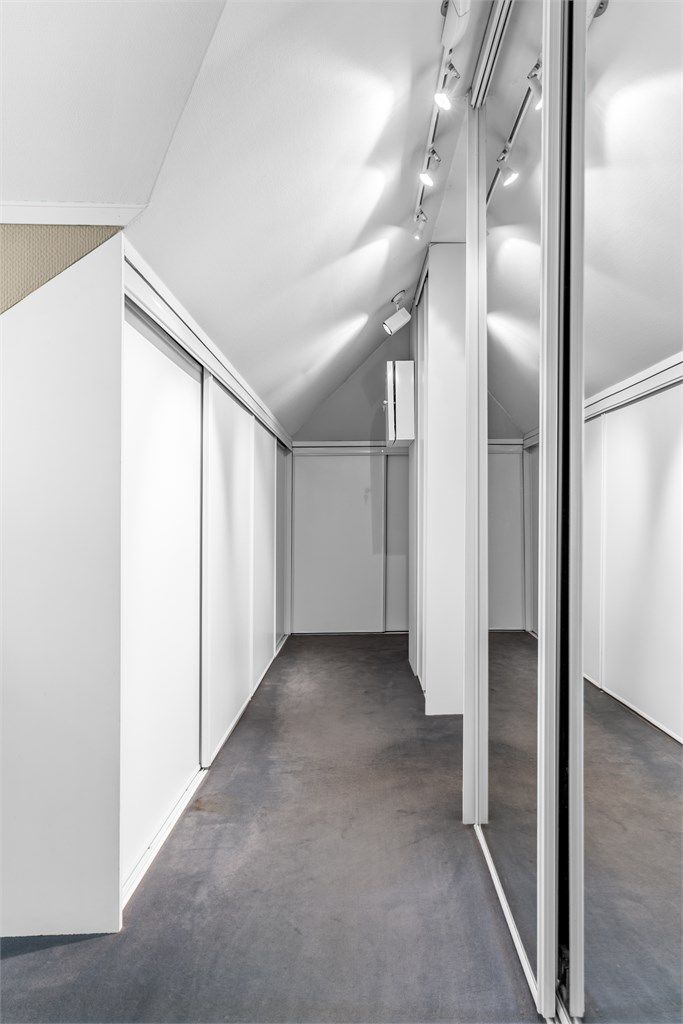 Omkledningsrom mellom master bedroom og bad