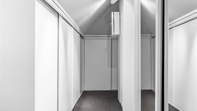 Omkledningsrom mellom master bedroom og bad