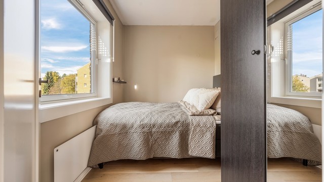 Soverommet har plass til seng og nattbord, samt garderobeskap.