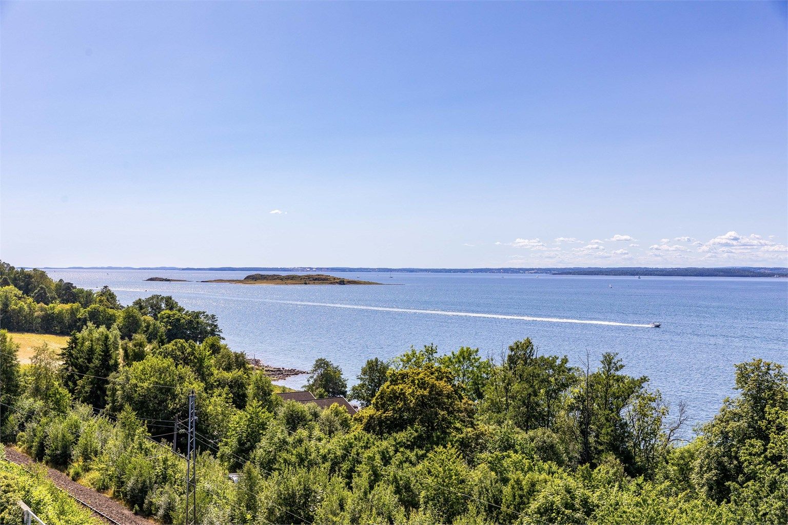 Utsikt mot sørvest med Bastøy og Åsgårdstrand på motsatt side av fjorden. På klare dager ser du også langt innover innlandet i vest.