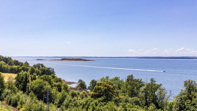 Utsikt mot sørvest med Bastøy og Åsgårdstrand på motsatt side av fjorden. På klare dager ser du også langt innover innlandet i vest.