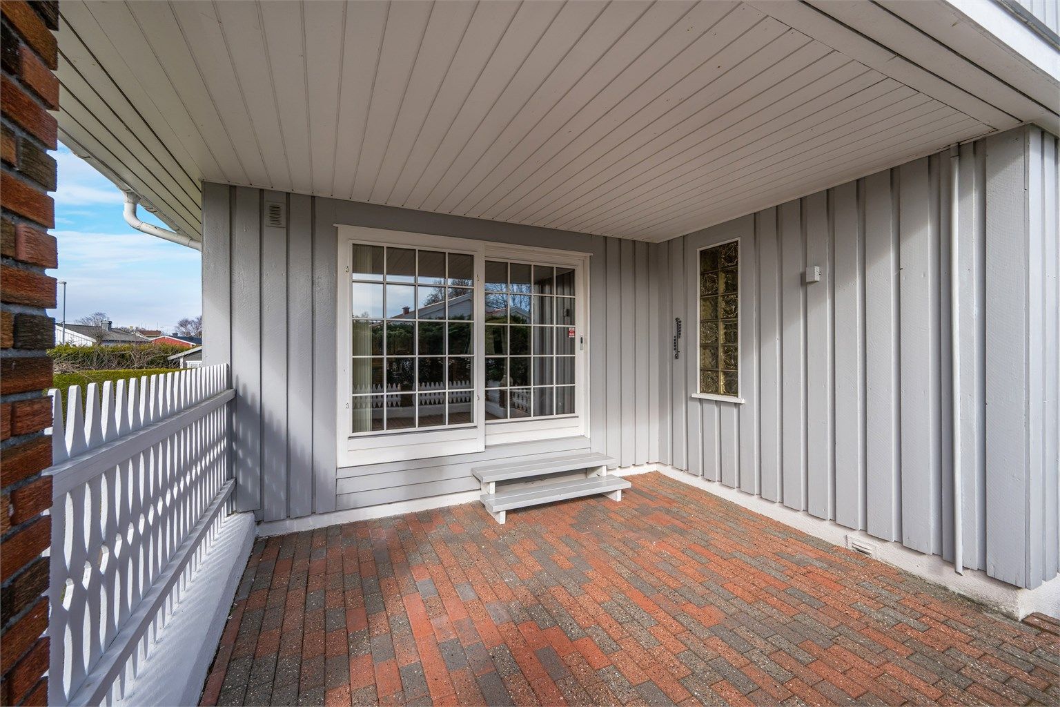 Den overbygde terrassen utenfor stuen gir en lun og skjermet uteplass.