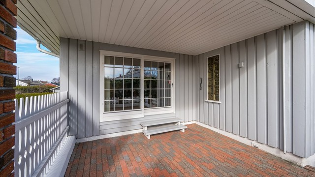 Den overbygde terrassen utenfor stuen gir en lun og skjermet uteplass.