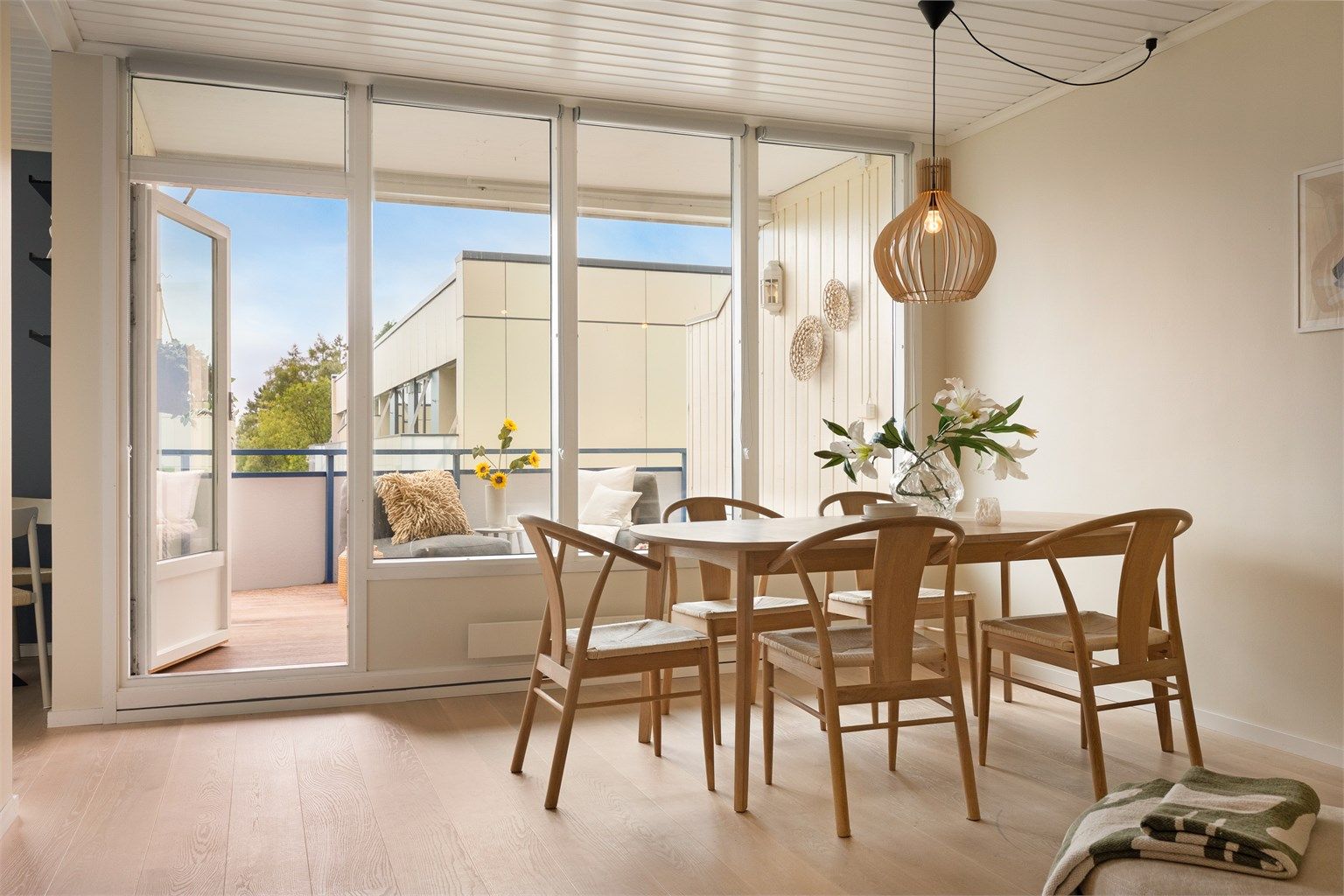 Fra stuen er det direkte utgang til den romslige balkongen på 15,2 m².