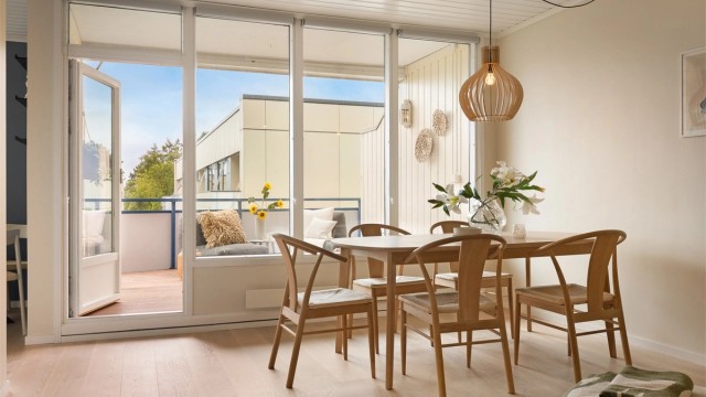 Fra stuen er det direkte utgang til den romslige balkongen på 15,2 m².