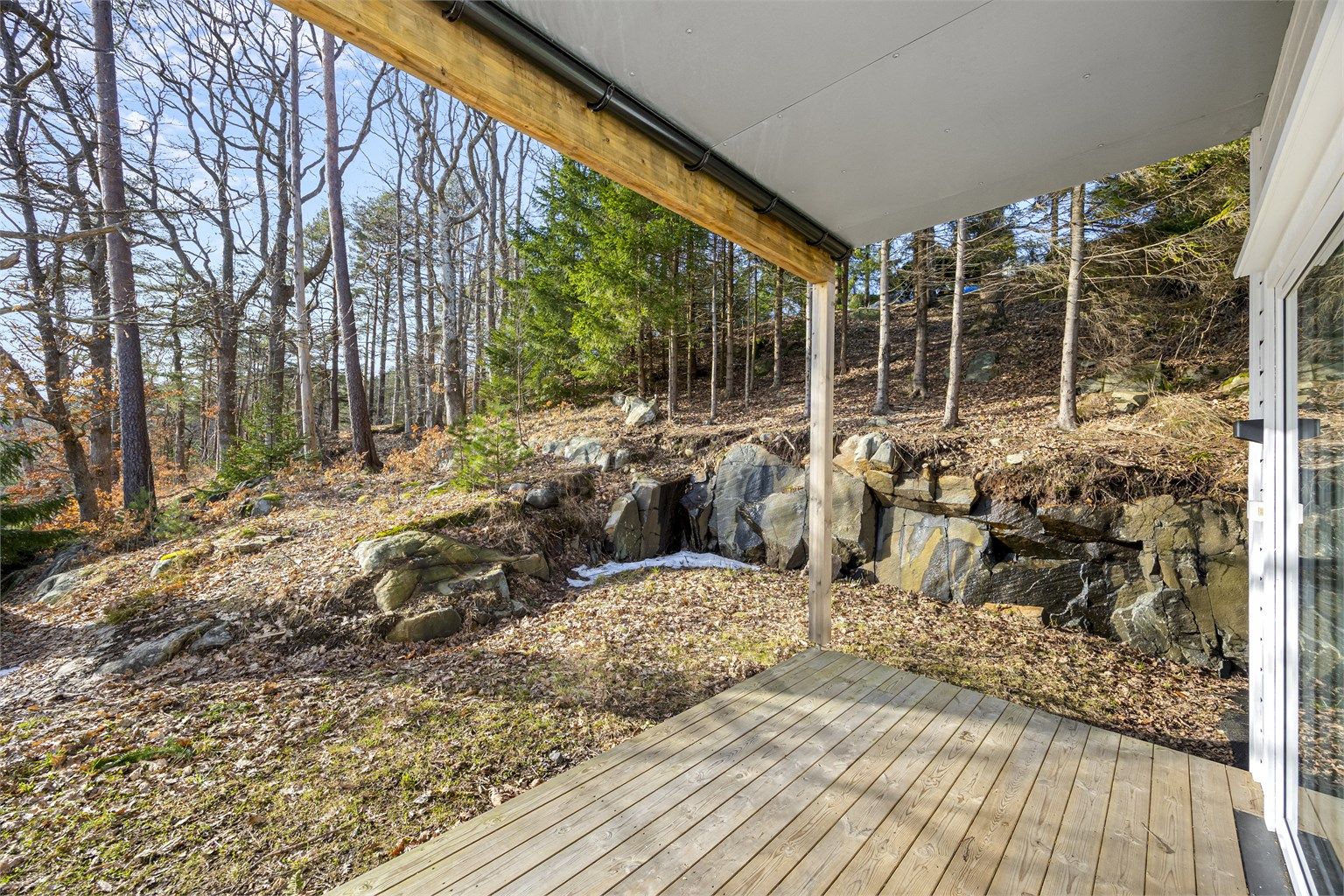 Utelys og stikkontakt/strømuttak ved terrassen.