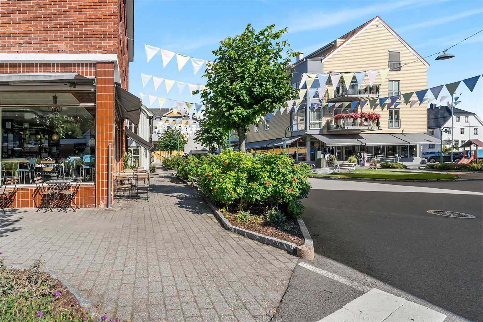 Holmestrand har flott beliggenhet ved fjorden, og i sommerhalvåret er sentrum en idyll med båthavn og hyggelig bryggemiljø. Her finner man også et variert utvalg av forretninger, kaféer og spisesteder.