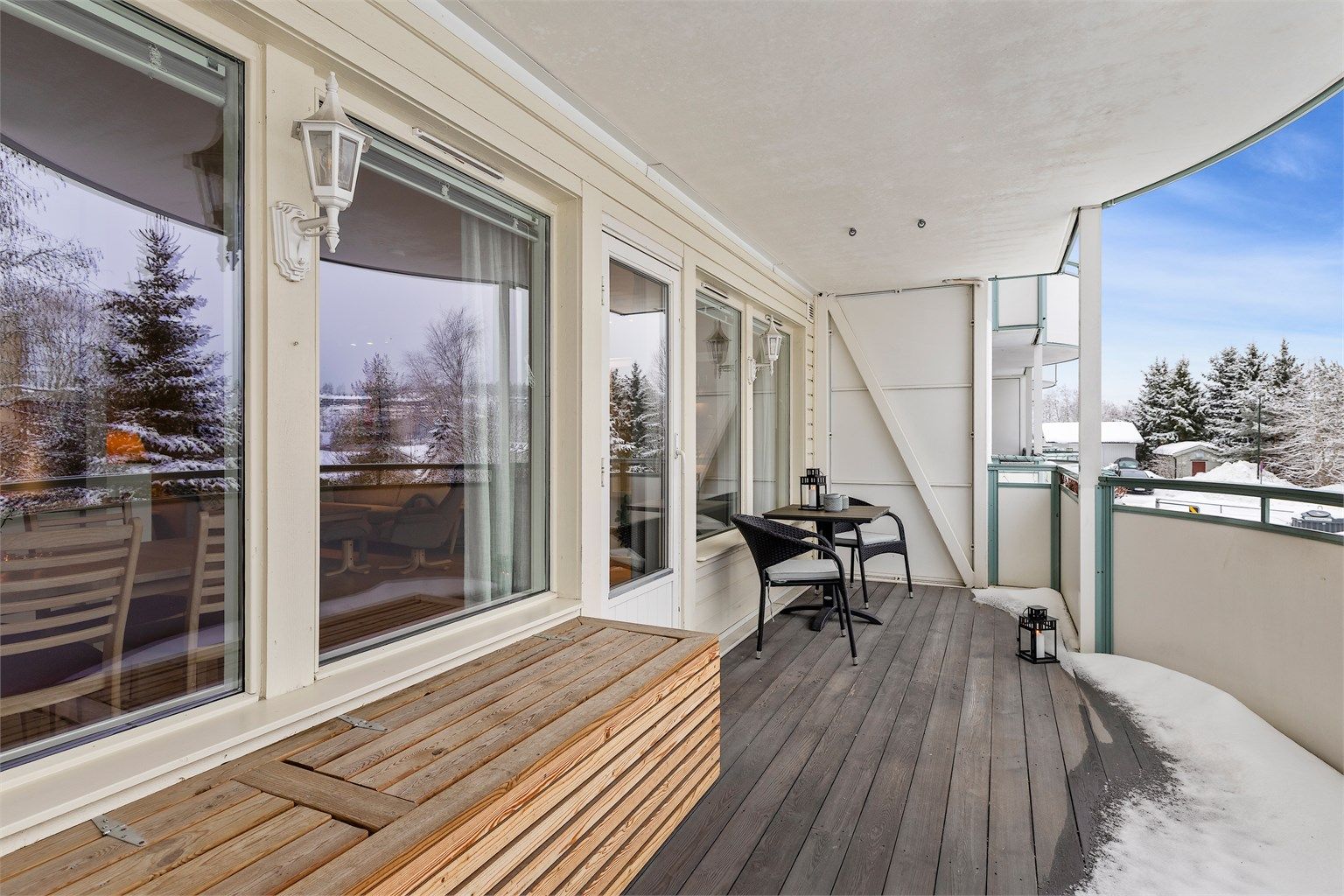 Direkte fra stuen ligger den sørvendte balkongen.