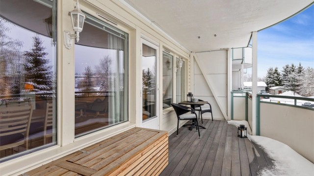 Direkte fra stuen ligger den sørvendte balkongen.