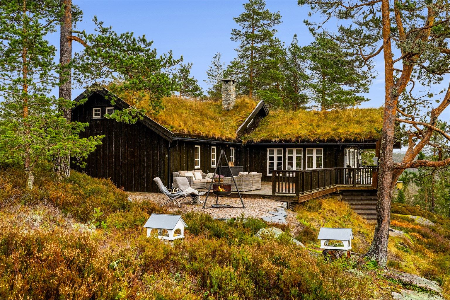 Hytta ligger fint til med utsikt, gode solforhold og med naturen som nabo.