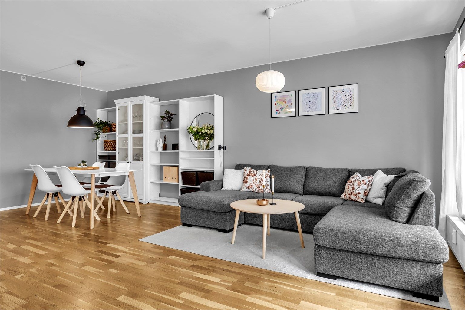 Stuen har rikelig med plass til stor sofagruppe og spisebord hvor man kan samle hele familien til dagens måltider