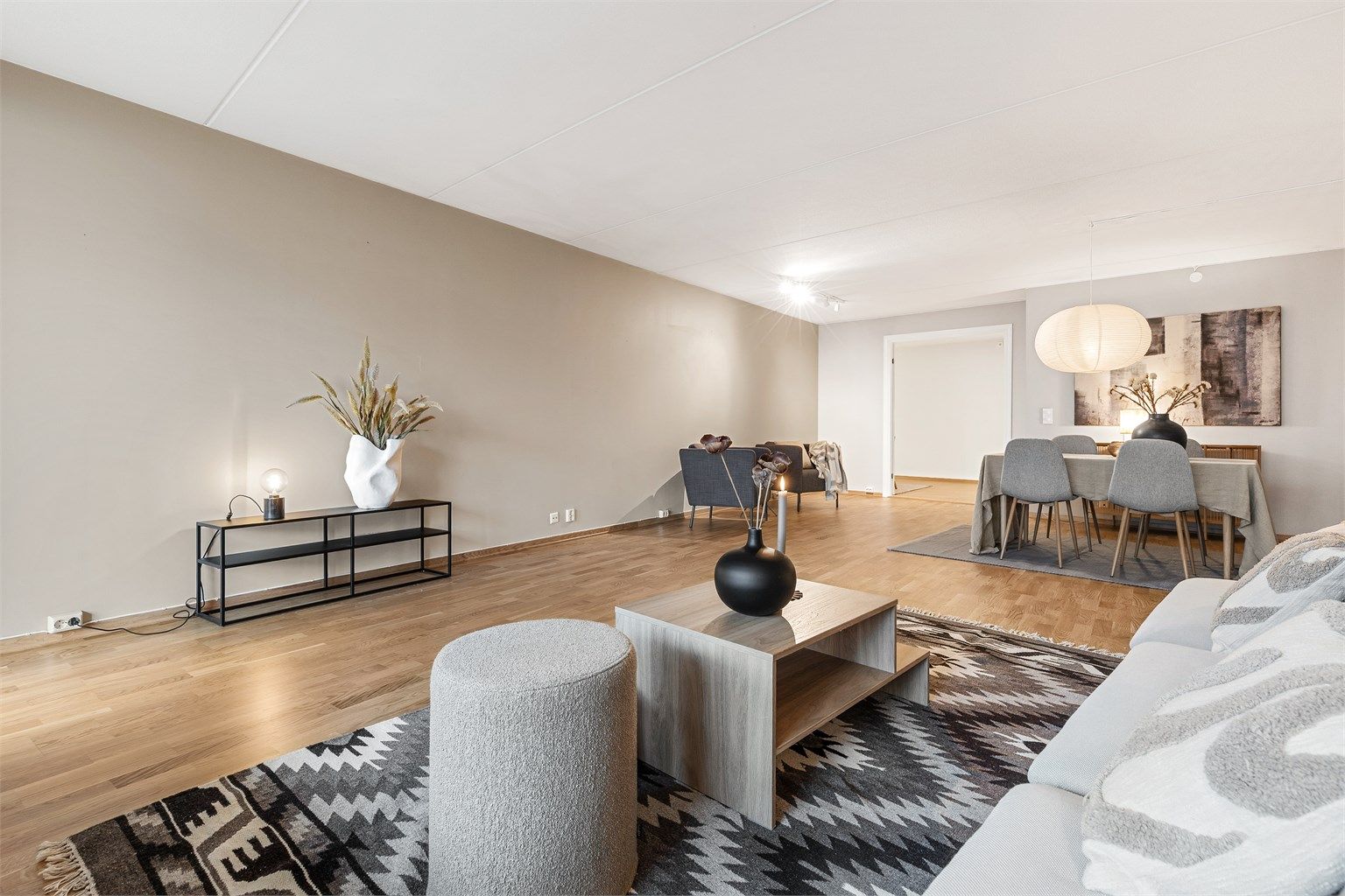 Åpen stue- og spisestueløsning med god plass til både sofagruppe, TV-løsning og spisebord.