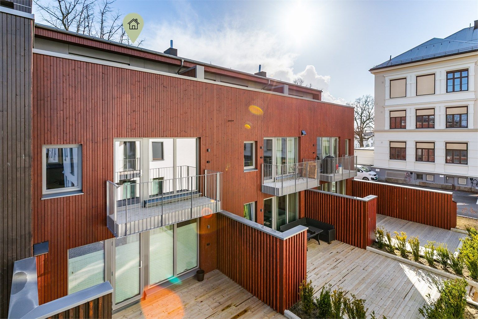 Velkommen til Skarmyrakvartalet! Denne familieorienterte boligen inngår i de øverste to etasjene og har takaltan på begge sider, i tillegg til balkong. Fotograf; Børge Oppegård.