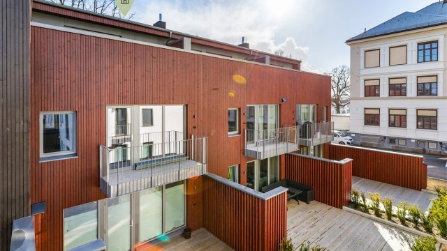 Velkommen til Skarmyrakvartalet! Denne familieorienterte boligen inngår i de øverste to etasjene og har takaltan på begge sider, i tillegg til balkong. Fotograf; Børge Oppegård.