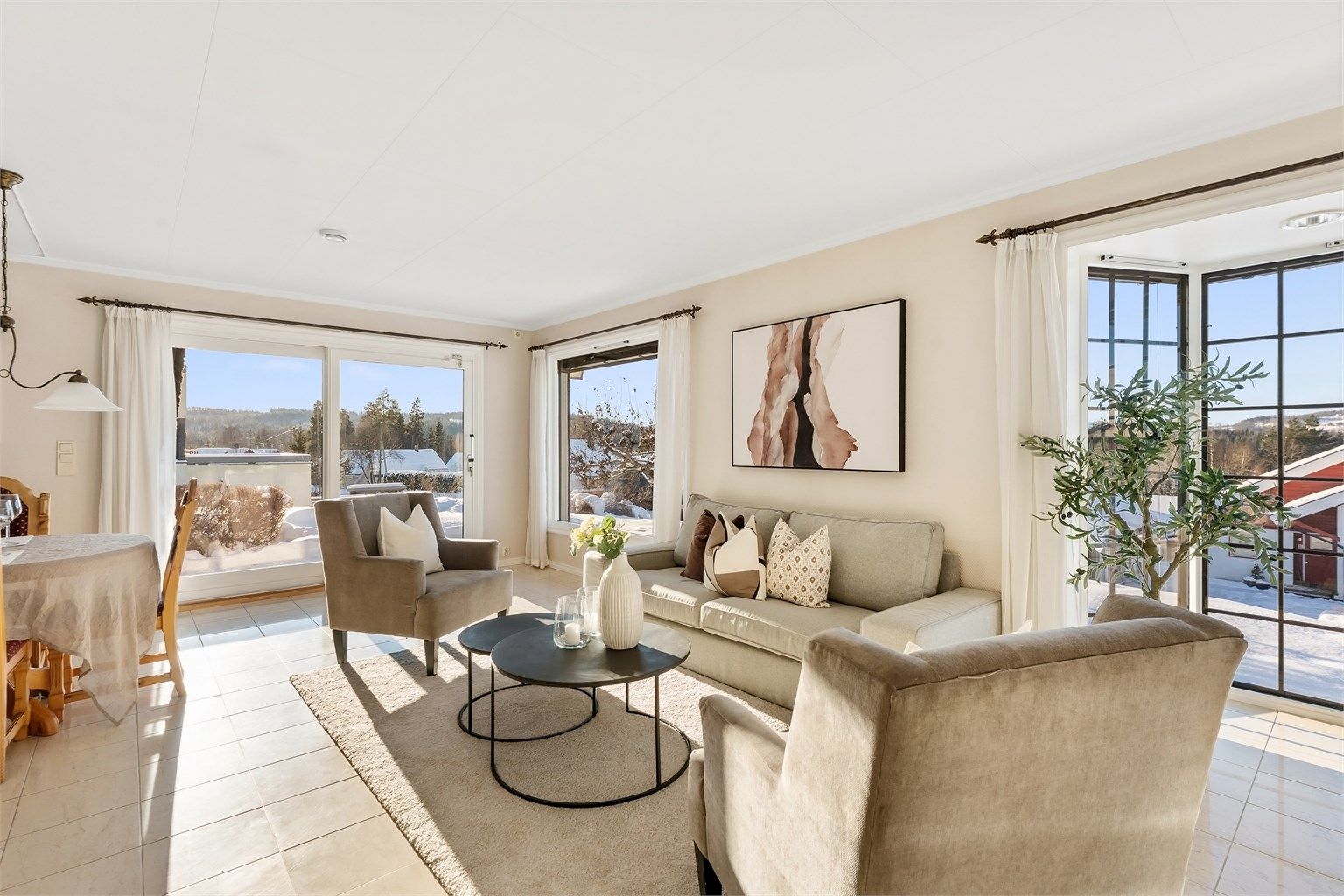 Fra stuen er det videre adkomst til nydelige uteområder.