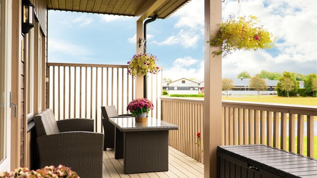Skjermende tak gjør det mulig å sitte ute selv om sommerværet ikke er på sitt aller beste.