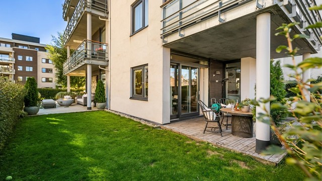Mellom terrassene får du en stor grønn hageflekk skjermet med hekk
