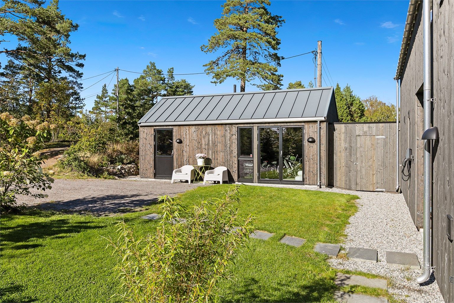 I tillegg finnes en frittstående bod på totalt 25 m², oppført i 2023. Denne er delt i to rom med separate innganger. Det største rommet er klargjort for eventuell videre innredning, med både vindu og dør med glassfelt. Perfekt for lagring! 