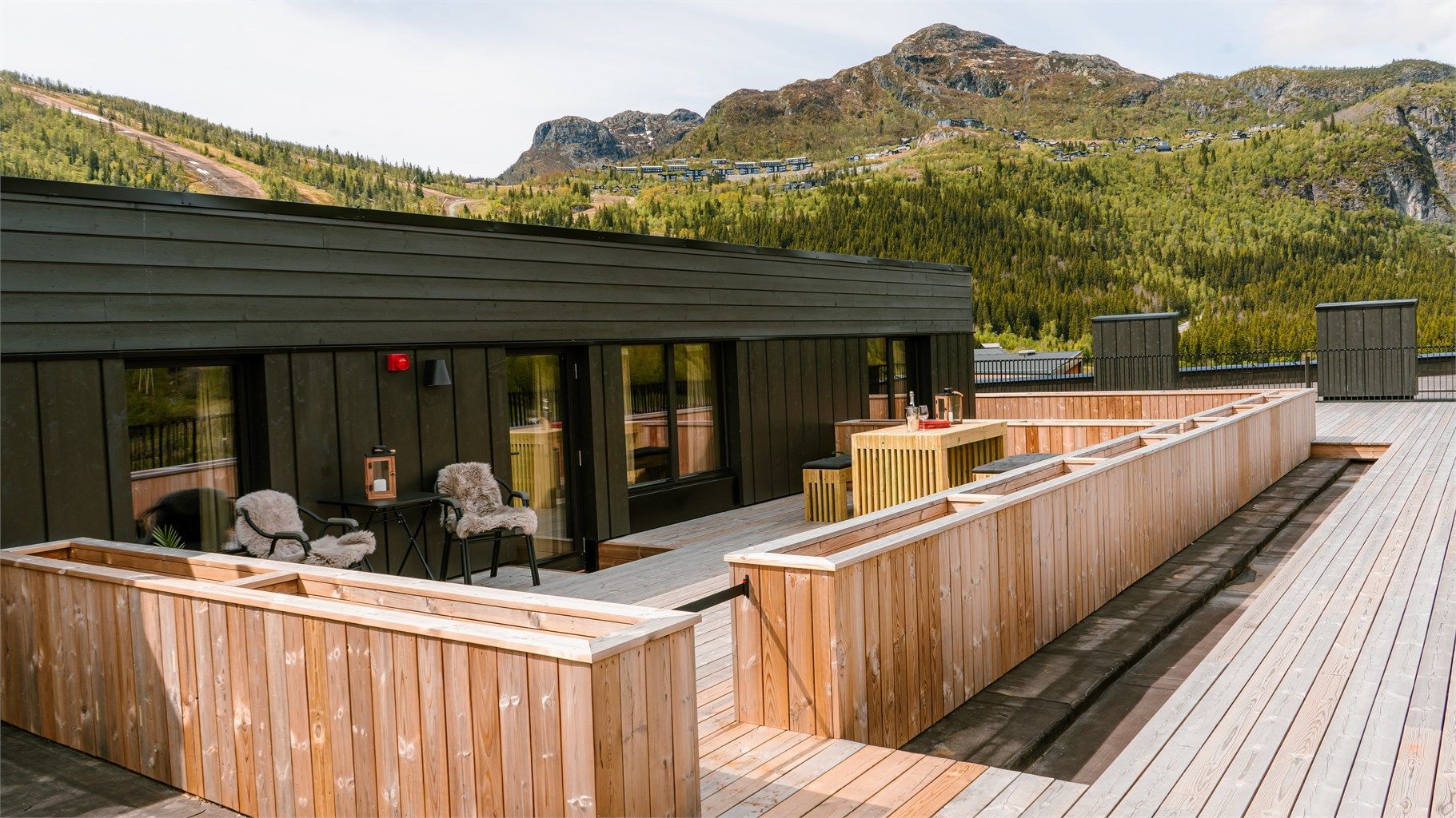 Stor takterrasse på ca. 29 kvm. med utgang fra stor og lys hems - Suveren vidstrakt utsikt fra terrassen