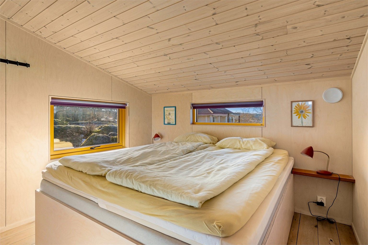 Hovedsoverommet har også plassbygget seng og garderobeskap.