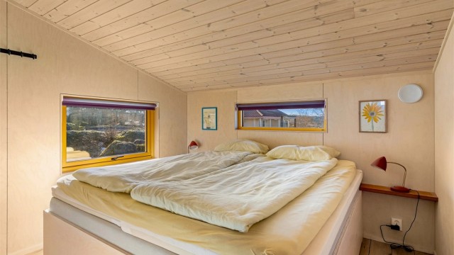 Hovedsoverommet har også plassbygget seng og garderobeskap.