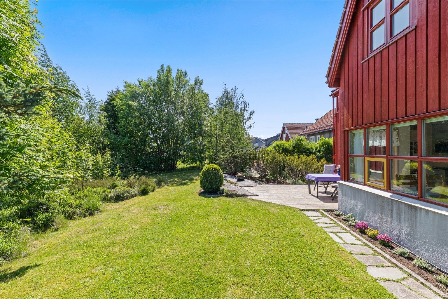 Den sydøst vendte hagen har gode solforhold og ligger usjenert til mot et friareal.