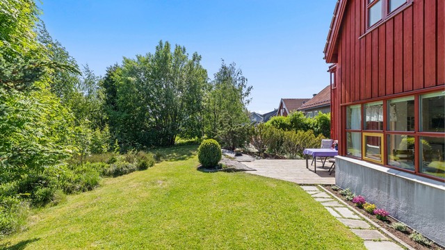 Den sydøst vendte hagen har gode solforhold og ligger usjenert til mot et friareal.