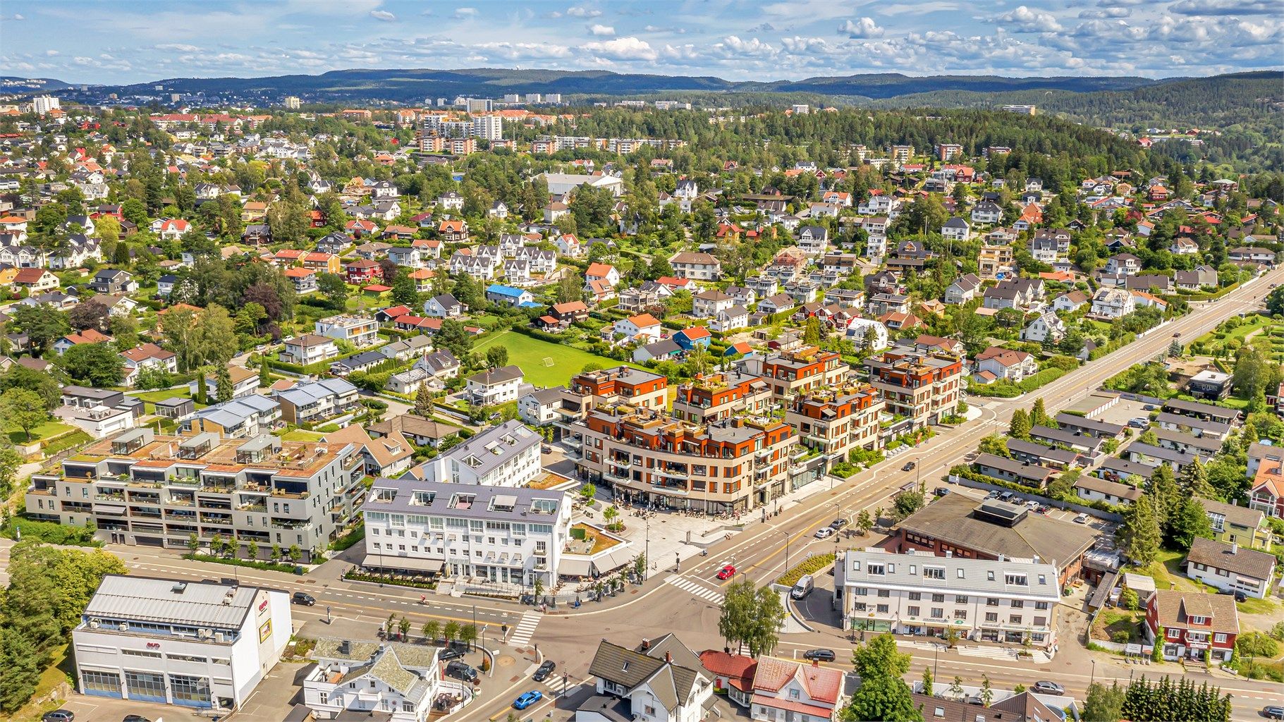 Det er gangavstand til Sæter senter med butikker, serveringssteder og apotek.