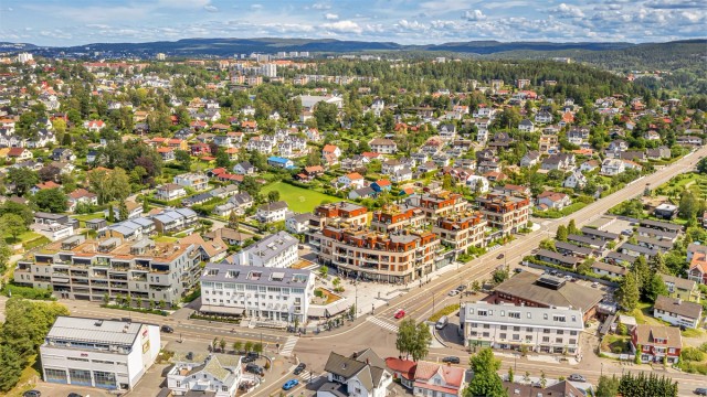 Det er gangavstand til Sæter senter med butikker, serveringssteder og apotek.