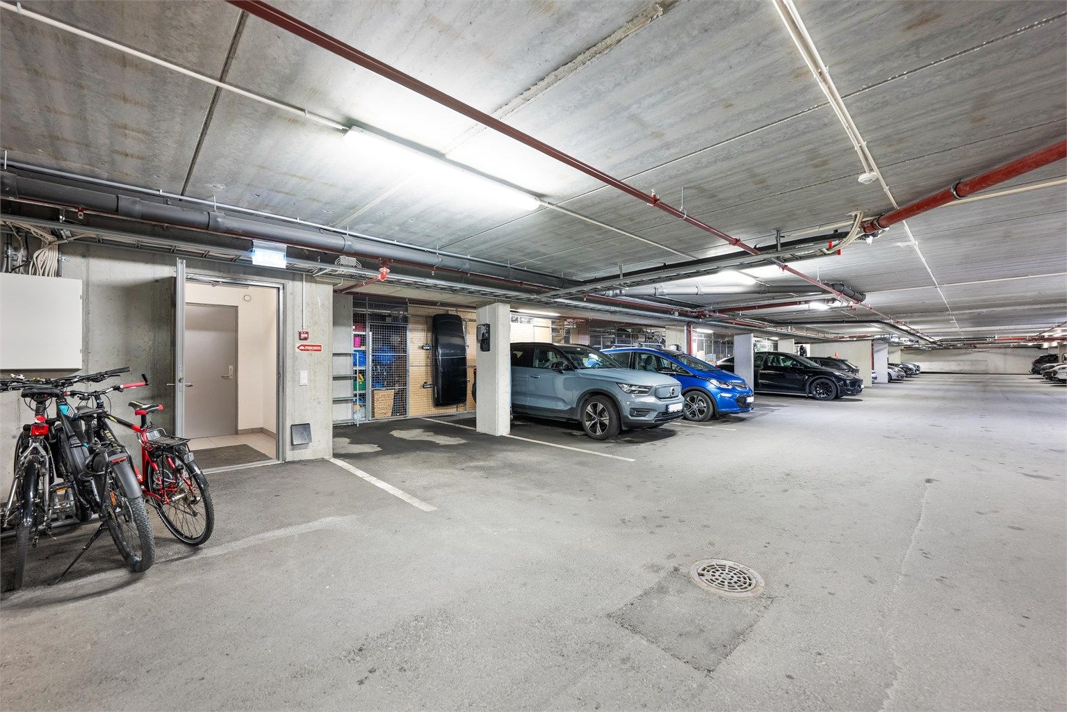 Fast parkeringsplass i felles garasjeanlegg i underetasjen, med heisadkomst opp til leilighetsplanet.