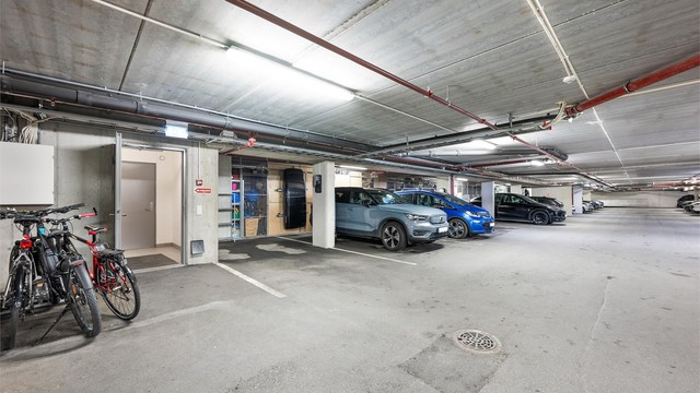 Fast parkeringsplass i felles garasjeanlegg i underetasjen, med heisadkomst opp til leilighetsplanet.