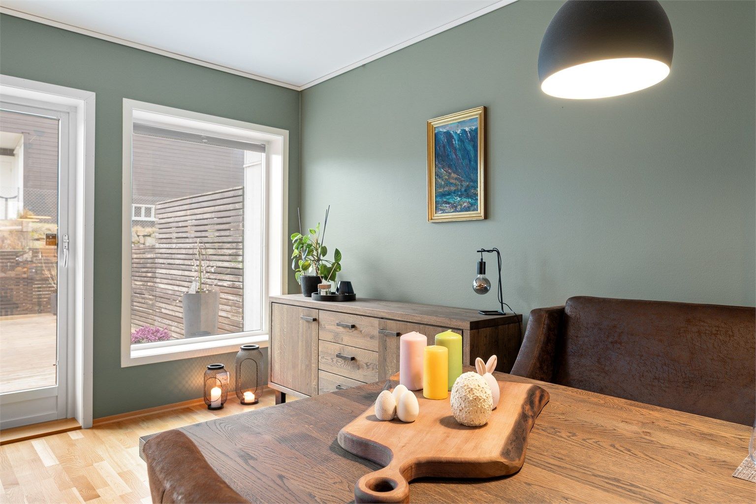 Store vindusflater og terrassedør gir godt med naturlig lys inn i boligen.