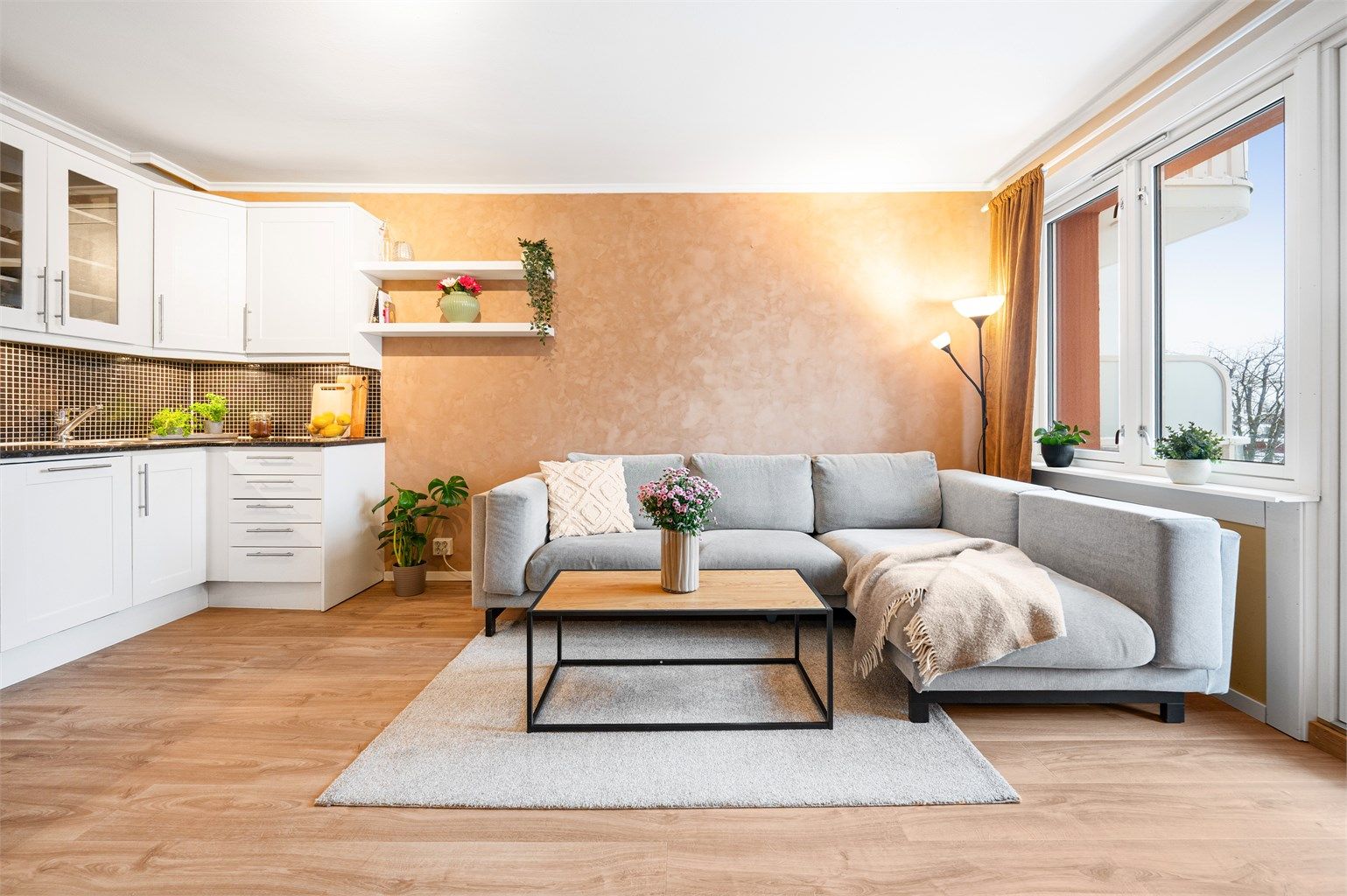 Fra stuen er det direkte utgang til en sørvestvendt balkong på ca. 4,2 m².