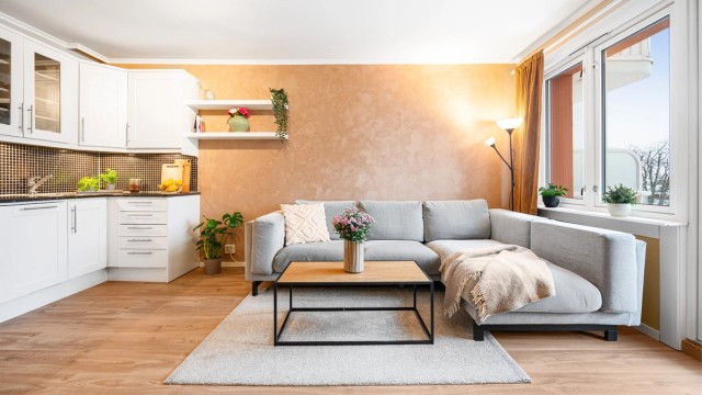 Fra stuen er det direkte utgang til en sørvestvendt balkong på ca. 4,2 m².