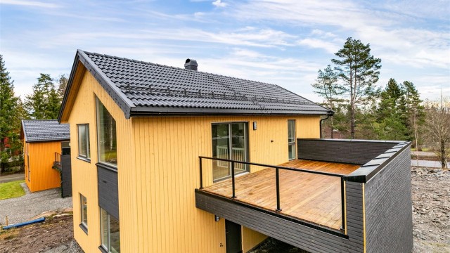 Bentsebingen 19 ble ferdigstilt på tampen av 2025. Her kan du flytte rett inn og glede deg over de mange kvalitetene ved et helt nytt og moderne hjem. Utomhusarealene er under ferdigstillelse i disse dager. Fotograf; Børge Oppegård.