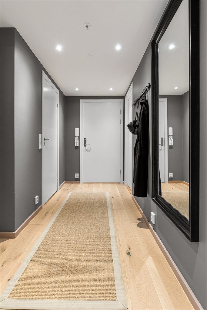 Entré og gang med varme i gulvet. Her er det plass til knagger, skohylle eller eventuelt kommode