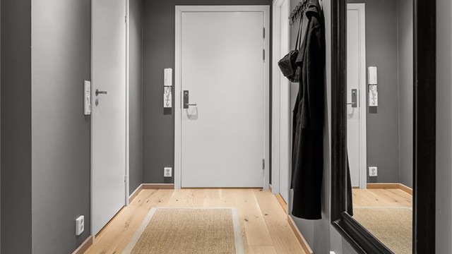 Entré og gang med varme i gulvet. Her er det plass til knagger, skohylle eller eventuelt kommode