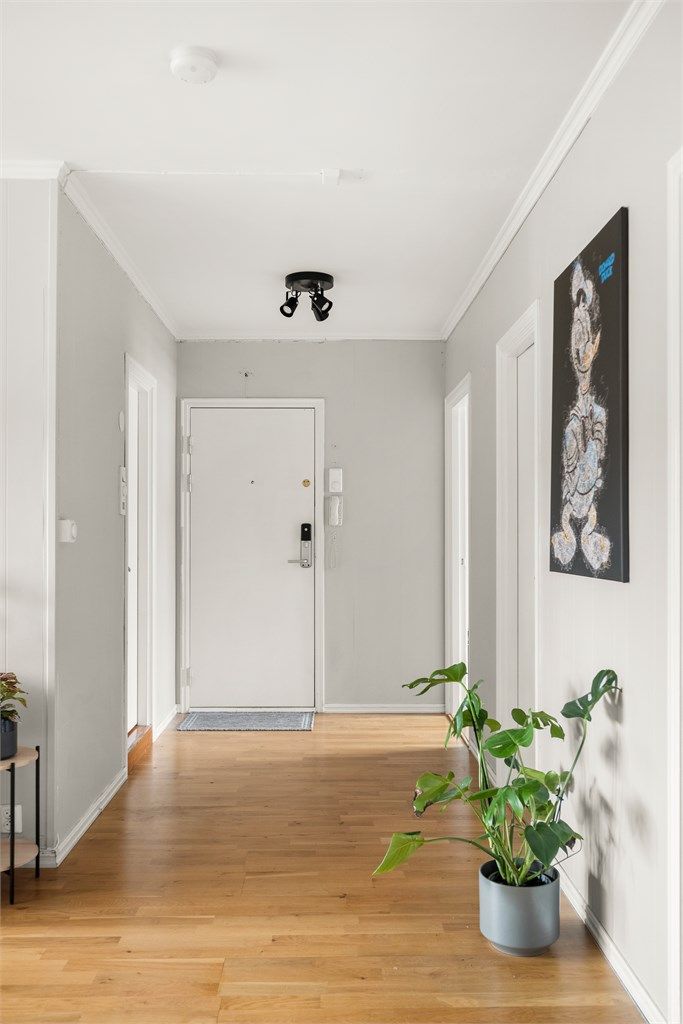 Lys og innbydende entré med plass til yttertøy og sko  (innvendig bod)