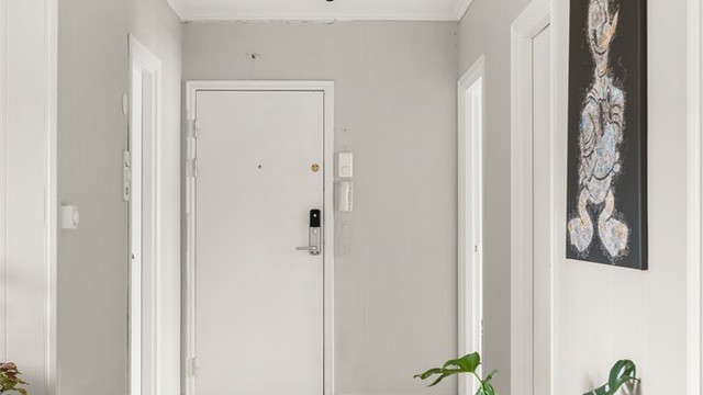 Lys og innbydende entré med plass til yttertøy og sko (innvendig bod)