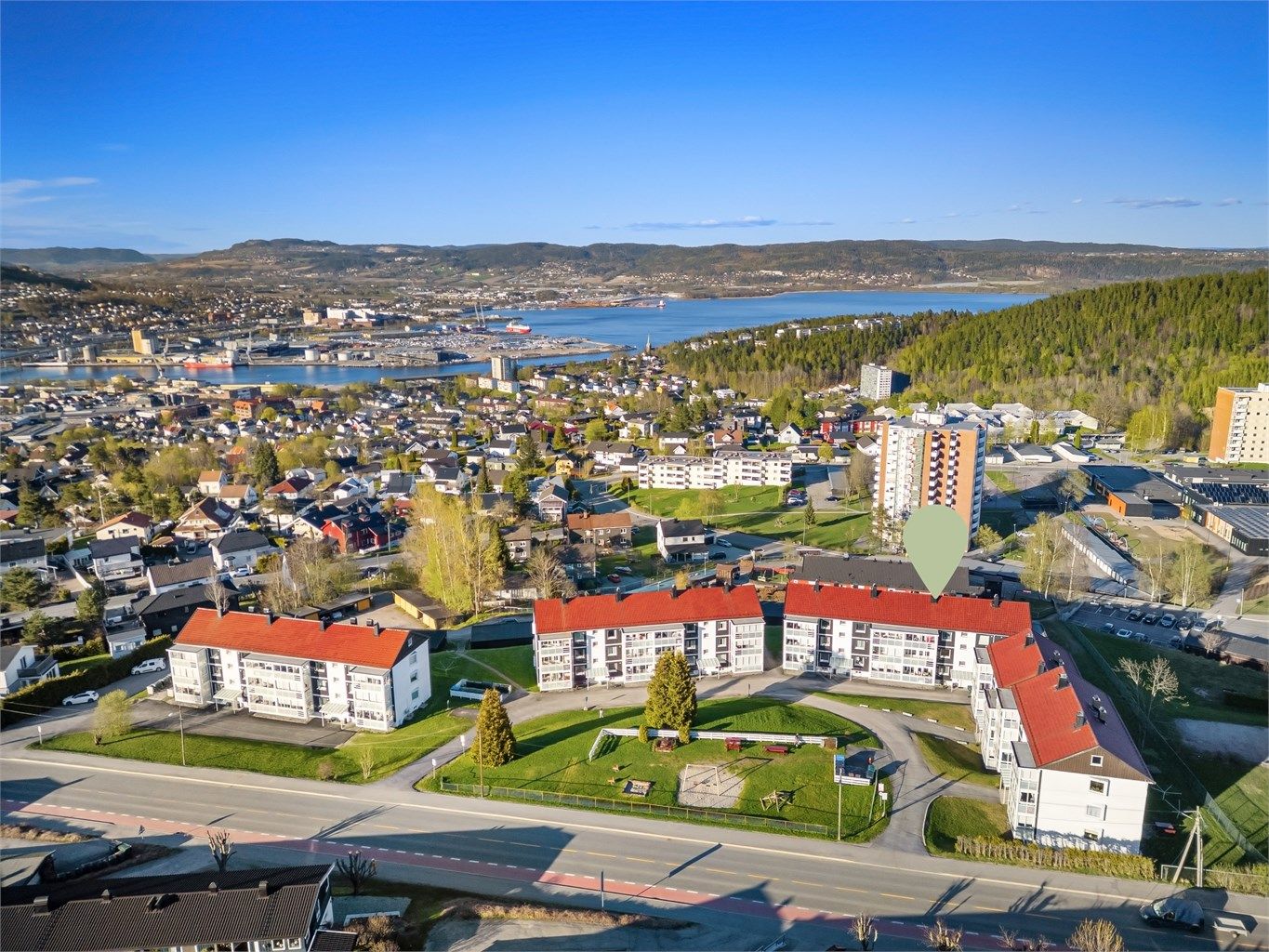 Boligen ligger praktisk til med kort gangavstand til dagligvarebutikk, bussholdeplass, barnehager, skoler, idrettsanlegg og gode turmuligheter. 
Foto: Ole Thoresen