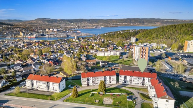 Boligen ligger praktisk til med kort gangavstand til dagligvarebutikk, bussholdeplass, barnehager, skoler, idrettsanlegg og gode turmuligheter.
Foto: Ole Thoresen