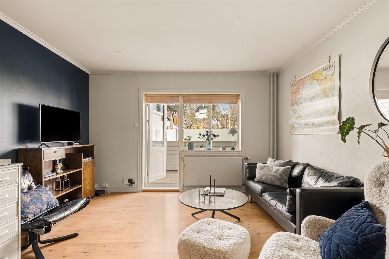 Stuen har direkte utgang til en vestvendt balkong på 8 m², som utvider oppholdsrommet på varme dager.